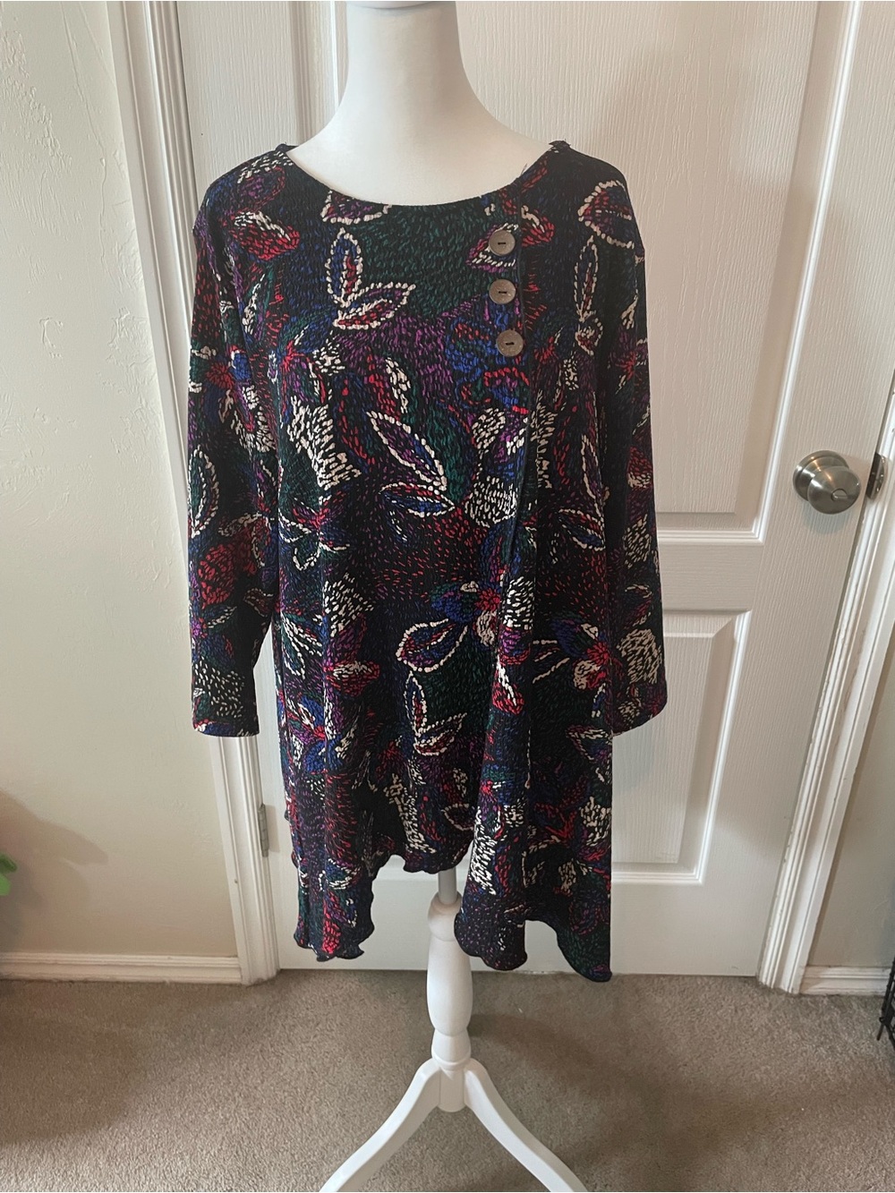 Black Floral Pattern 3/4-Sleeve Tunic with Button Detail